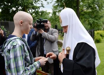 Святейший Патриарх Кирилл освятил московский храм преподобной Евфросинии в Котловке и побеседовал с Ваней Литвиновым (видео)