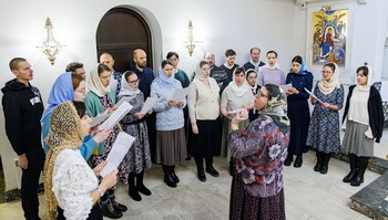 Молодёжный хор: первое участие младшей группы в богослужении в учебном году