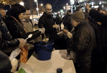 Волонтёры Группы милосердия Дружины князя Даниила помогают бездомным