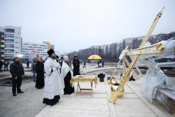 Освящение  и установка крестов на купола строящегося храма при Федеральном научно-клиническом центре детской гематологии, онкологии и иммунологии